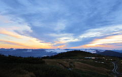谷川連峰から日が昇る
