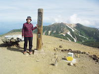 北海道の最高峰に立つ