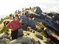 花崗岩の岩と白砂の山頂
