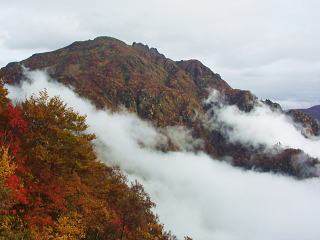 山頂部左から薬師岳、八ツ峰、入道岳