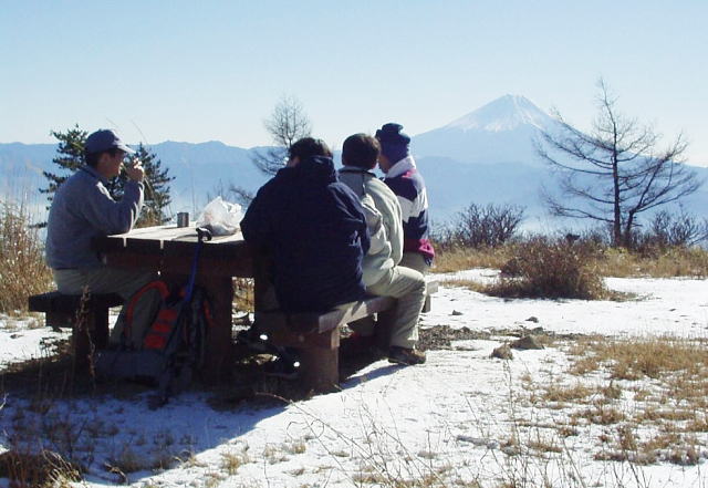 甘利山の山頂から富士山を望む