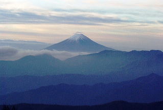 モルゲンロートに染まる富士山