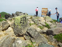 ガレ岩の山頂
