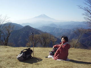 芝生に座って富士山展望