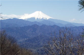 手前は倉岳山-��畑山で左は御正体山です