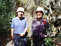 奥村氏（右）と大ブナの前で記念写真
