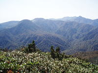 小白森山、大白森山、奥に那須連山（右のピークは朝日岳）