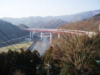 東名高速道が走る山里の風景