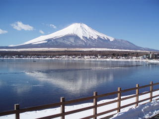 凍結した湖面に逆さ富士・・・
