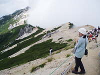花崗岩の白茶けた、美しい稜線です