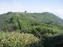 右端が山頂：北側の稜線から撮影