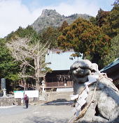 天神社の頭上に伊予ヶ岳：右下は狛犬です