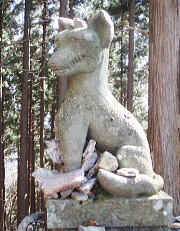 オオカミと思われるコミカルな石像