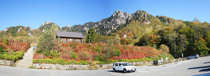 みずがき山自然公園の駐車場から瑞牆山を望む
