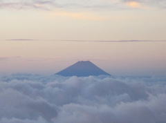 雲海の上にぼんやりと富士山
