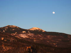 夕日と夕月に映える縞枯山と茶臼山