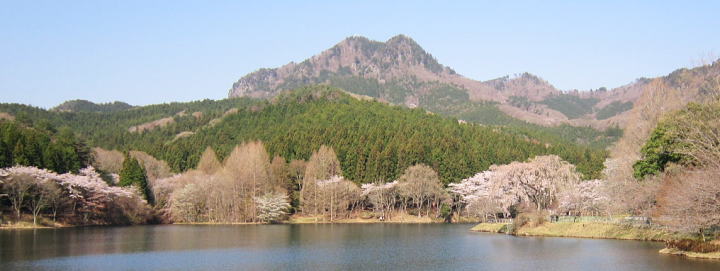 赤川ダムの堰堤から古賀志山を望む