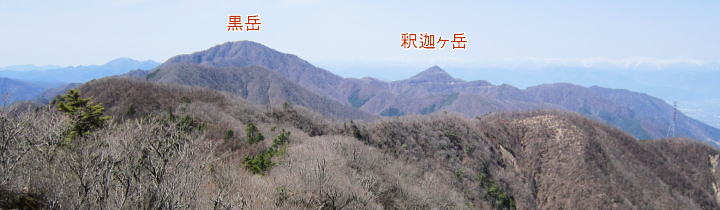 清八山から黒岳と釈迦ヶ岳（右）を望む（撮影：H25年4月）