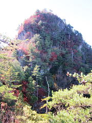 三笠山（下ヤツウチグラ）の岩峰が目の前に