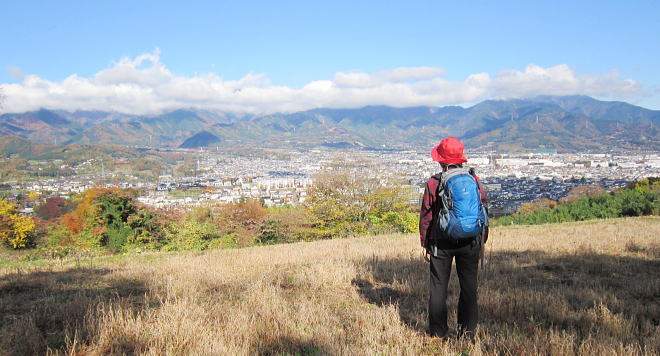渋沢の街と表丹沢の山々を望む