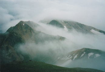 一瞬霧が晴れて杓子岳が姿を見せた