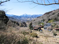 新和田集落の奥に大室山