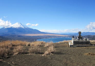 カヤトの山頂から富士山〜山中湖を望む