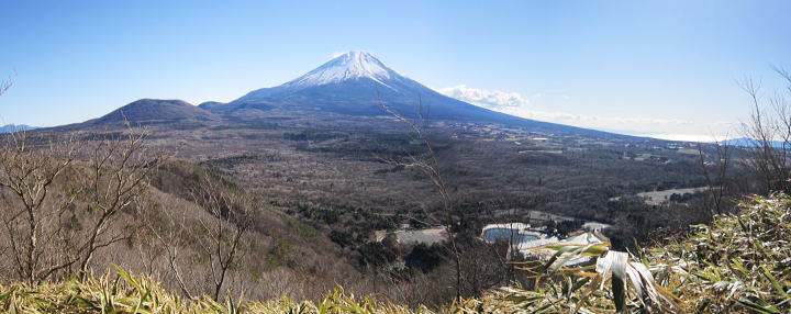 竜ヶ岳石仏コースの途中から富士山を望む