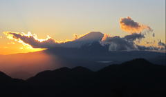 蛭ヶ岳の山頂から日没時の富士山を眺める