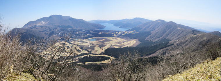 丸岳の山頂から中央火口丘～芦ノ湖～箱根外輪山を望む