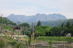 県道101号線から曲岳（左端）方面を撮影