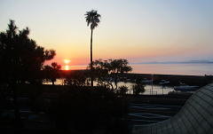 橘湾に日が落ちる：部屋の窓から撮影