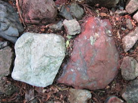 石灰岩とチャート（何れも代表的な堆積岩）