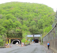 三国トンネルの入り口へ進む