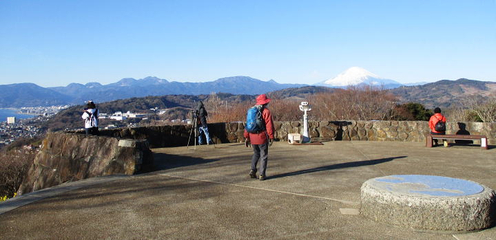 展望台から箱根の山々～富士山を望む