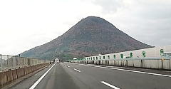 高松自動車道から飯野山を望む