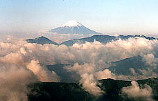 大菩薩嶺の彼方に富士山