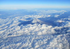 雲海から顔を出す富士山