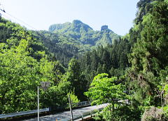 物語山（西峰）とメンベ岩（右側）