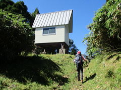 氷ノ山越に建つ避難小屋