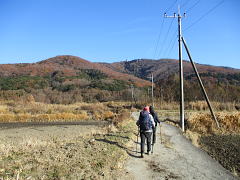 宝篋山に向かって登山開始！