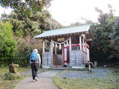 丘の上に建つ