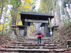 愛宕神社の境内へ入る