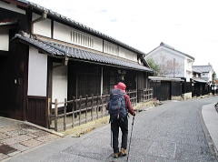 町家風の家々が立ち並ぶ