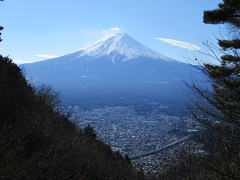 富士吉田の街並みを隔てて富士展望