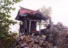 狭い山頂にある両神神社奥社