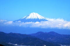 雲から頭を出した富士山