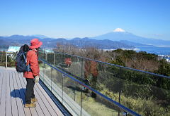 相模湾に浮かぶ富士山