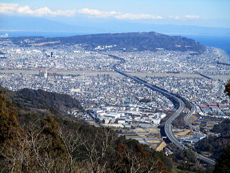 日本平の右端が久能山