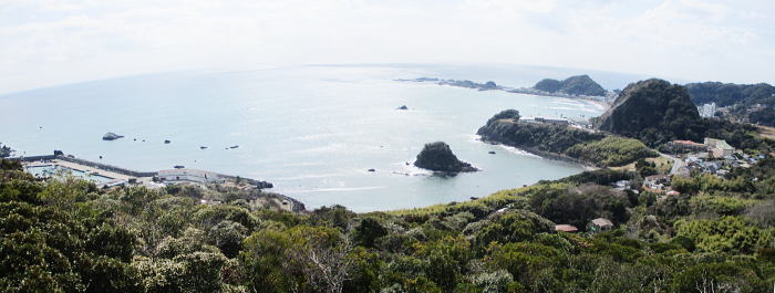 手前の小さな島が雀島